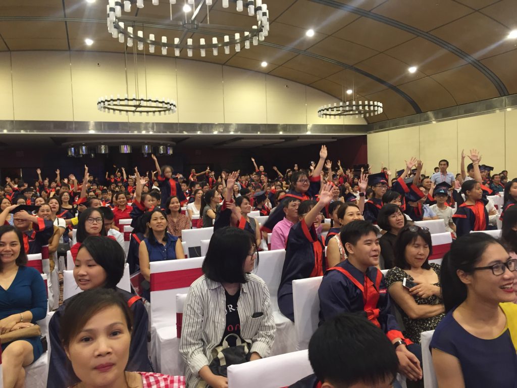 https://flc-event.vn/wp-content/uploads/2019/12/tuong-thuat-truc-tiep-le-tot-nghiep-apax-english-2018-33.jpg